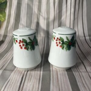 CERAMIC CHRISTMAS MISTLETOE HOLLY BERRY Ceramic SALT AND PEPPER SHAKERS